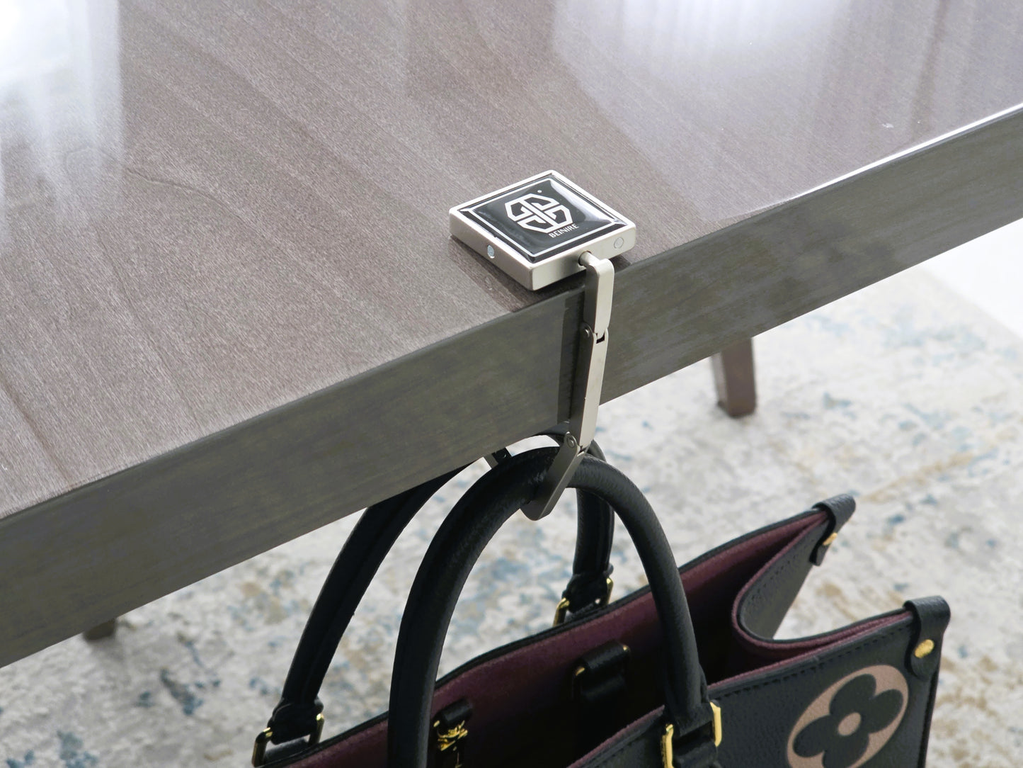 B3: La Reina Luxury Handbag Holder - Silver